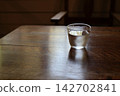進入玻璃杯的水 142702841
