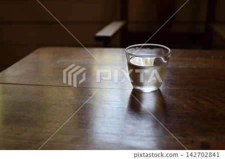 進入玻璃杯的水 142702841