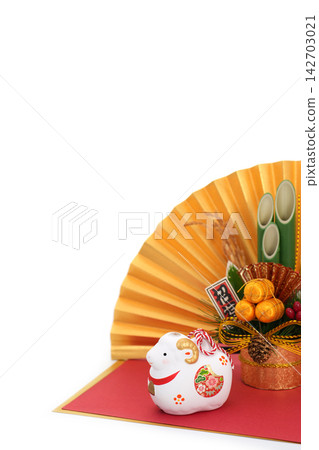 New Year's greeting card material: Year of the Sheep - White sheep and New Year's decorations (kadomatsu) New Year's greeting card material: Year of the Sheep - White sheep and New Year's decorations (kadomatsu) 142703021