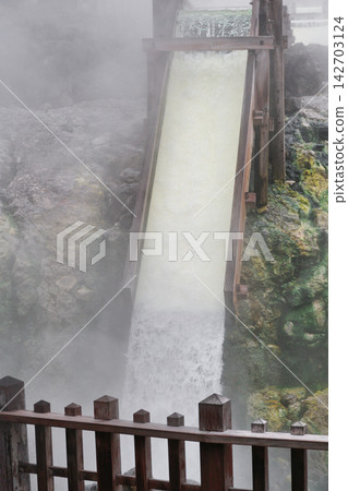草津溫泉,湯畑(溫泉原),湯瀧瀑布及升騰的蒸氣(群馬縣吾妻郡草津町) 草津溫泉,湯畑(溫泉原),湯瀧瀑布及升騰的蒸氣(群馬縣吾妻郡草津町) 142703124