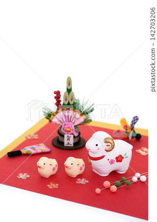 New Year's greeting card material: Year of the Sheep - Cute sheep family and New Year's decorations New Year's greeting card material: Year of the Sheep - Cute sheep family and New Year's decorations 142703206