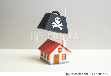 Threats to housing and insurance. Compensation for property damage and destruction. Concept of home protection and financial security against natural disasters. Threats to housing and insurance. Compensation for property damage and destruction. Concept of home protection and financial security against natural disasters. 142703447