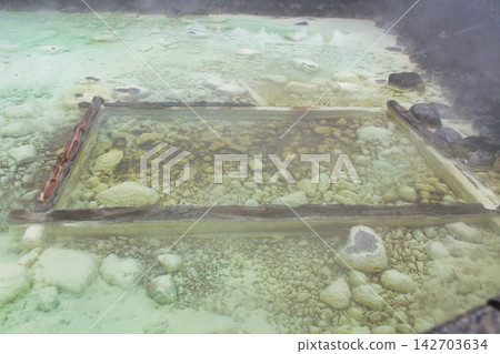 草津溫泉,湯畑(溫泉原),將軍的聖水源地,蒸氣裊裊升起(群馬縣吾妻郡草津町) 草津溫泉,湯畑(溫泉原),將軍的聖水源地,蒸氣裊裊升起(群馬縣吾妻郡草津町) 142703634
