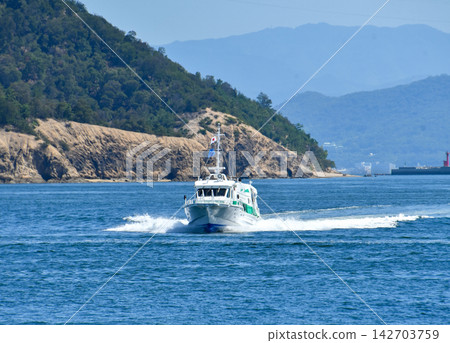 一艘高速客輪駛入岡山縣宇野港。 一艘高速客輪駛入岡山縣宇野港。 142703759