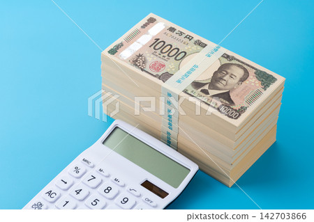 一疊800萬日元鈔票和一個白色計算器 一疊800萬日元鈔票和一個白色計算器 142703866