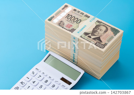 一疊900萬日圓鈔票和一台白色計算器 一疊900萬日圓鈔票和一台白色計算器 142703867