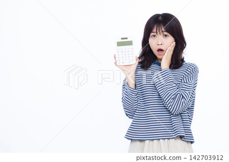 一位女士拿著計算器，臉上露出驚訝的表情。 142703912