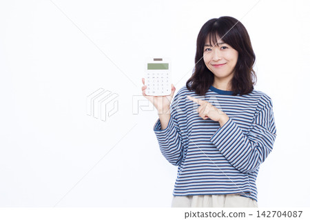 女人指著一個計算器 142704087