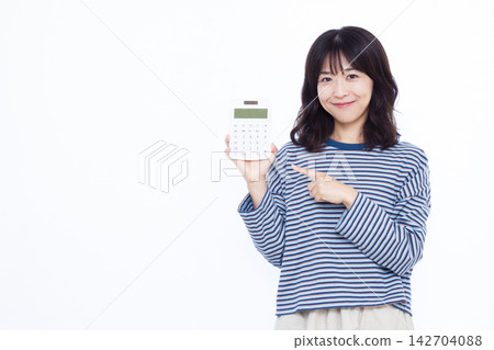 女人指著一個計算器 142704088