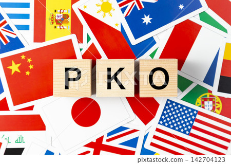 印有「PKO」字樣和各國旗的方塊 印有「PKO」字樣和各國旗的方塊 142704123