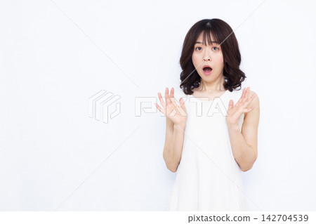 驚訝又驚訝的女人 142704539