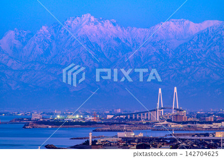 夕陽西下,立山山脈和富山市的城市景觀盡收眼底。 夕陽西下,立山山脈和富山市的城市景觀盡收眼底。 142704625