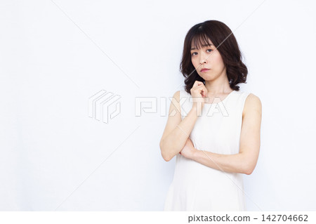 一個擔心的女人 142704662