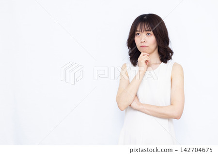 一個非常擔心的女人 142704675