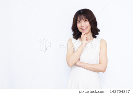 微笑著思考的女人 142704857