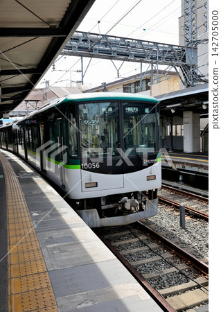 開往宇治的京阪10000系列車目前停靠在中勝島站。 開往宇治的京阪10000系列車目前停靠在中勝島站。 142705000