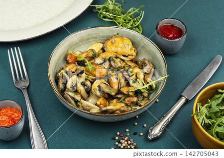 Mussels salad garnished with champignon. Mussels salad garnished with champignon. 142705043