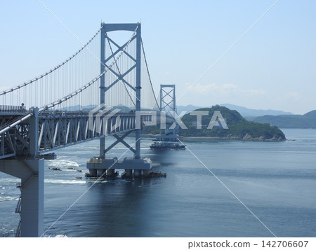 從渦潮路邊站附近看到的鳴門大橋。 142706607