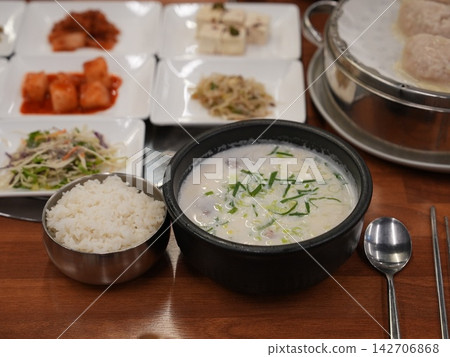 Traditional Korean Milky Beef Bone Soup Seolleongtang Traditional Korean Milky Beef Bone Soup Seolleongtang 142706868