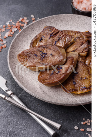 Slices of grilled pork or beef tongue seasoned with salt and allspice. Sliced beef tongue Slices of grilled pork or beef tongue seasoned with salt and allspice. Sliced beef tongue 142706969