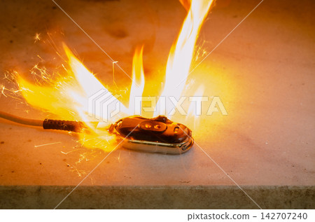 Electronic device ignites and damages casing due to system overheating Electronic device ignites and damages casing due to system overheating 142707240