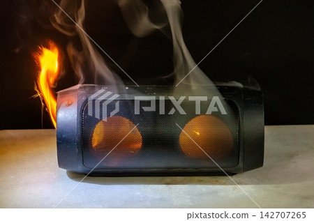 Portable speaker with dual drivers smoldering and smoking as overheating and damage result Portable speaker with dual drivers smoldering and smoking as overheating and damage result 142707265