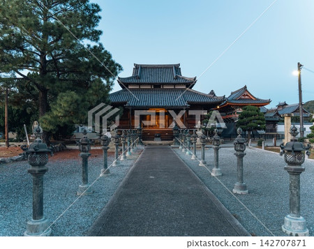 日本兵庫縣加西市酒見寺石燈籠步道通往本堂的對稱景觀 日本兵庫縣加西市酒見寺石燈籠步道通往本堂的對稱景觀 142707871