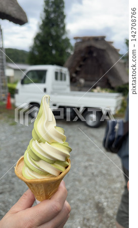 白川鄉的抹茶軟冰淇淋 白川鄉的抹茶軟冰淇淋 142708766