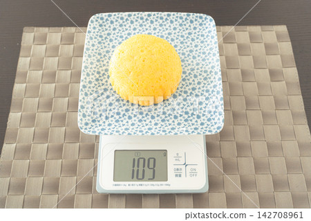 稱量了蓬鬆蒸煮包的確切重量。 稱量了蓬鬆蒸煮包的確切重量。 142708961
