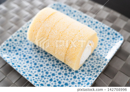 一張蓬鬆捲蛋糕的特寫照片,展現了它美麗的橫截面。 一張蓬鬆捲蛋糕的特寫照片,展現了它美麗的橫截面。 142708996