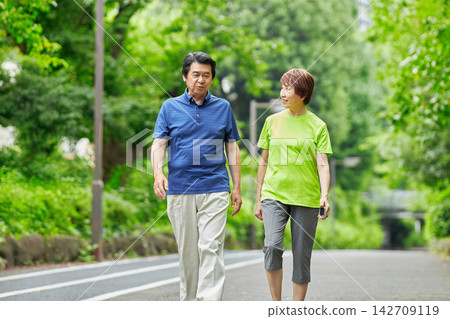 一對老年夫婦外出散步 一對老年夫婦外出散步 142709119