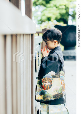 Young family, Shichi-Go-San, outdoors, parent and child, Young family, Shichi-Go-San, outdoors, parent and child, 142709492