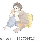 一位女士手裡拿著飲料，放鬆片刻。 142709513