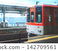 透過車窗等待特快列車駛過，背景是明石海峽大橋 [橫構圖] 142709561
