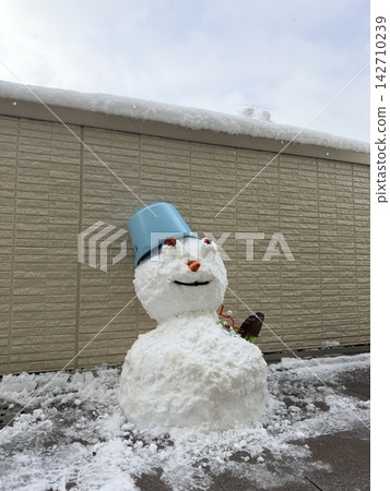 A snowy morning, a snowman on the balcony A snowy morning, a snowman on the balcony 142710239
