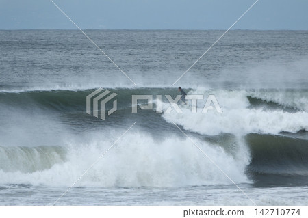 Shonan Kugenuma Beach: Surfing in the swells from a low-pressure system. Shonan Kugenuma Beach: Surfing in the swells from a low-pressure system. 142710774