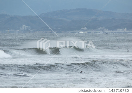 湘南久沼海灘:低氣壓系統帶來的湧浪 湘南久沼海灘:低氣壓系統帶來的湧浪 142710780