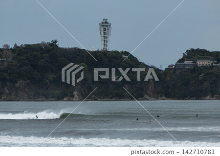 湘南久元沼海灘、江之島和衝浪者 湘南久元沼海灘、江之島和衝浪者 142710781