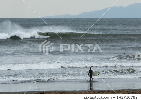湘南久沼海灘:在低氣壓系統帶來的湧浪中衝浪。 湘南久沼海灘:在低氣壓系統帶來的湧浪中衝浪。 142710782