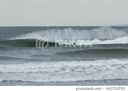 Shonan Kugenuma Beach: Surfing in the swells from a low-pressure system. Shonan Kugenuma Beach: Surfing in the swells from a low-pressure system. 142710783