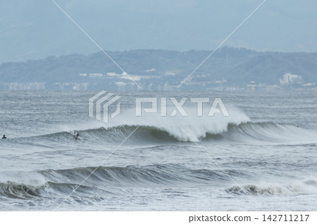 Shonan Kugenuma Beach: Swells from a low-pressure system Shonan Kugenuma Beach: Swells from a low-pressure system 142711217