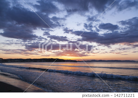 Shonan Katase Higashihama: The sunrise over the shoreline Shonan Katase Higashihama: The sunrise over the shoreline 142711221
