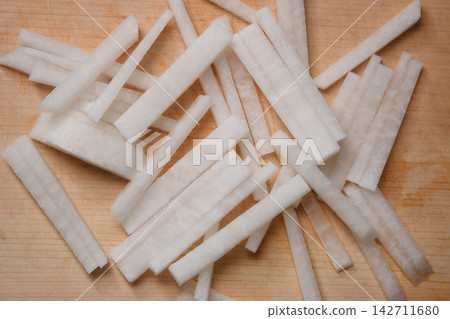 將白蘿蔔切成細條 142711680