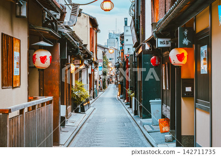 京都,清晨的先鬥町 京都,清晨的先鬥町 142711735