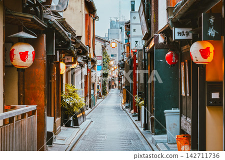 京都,清晨的先鬥町 京都,清晨的先鬥町 142711736