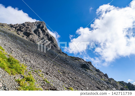【山景】初秋時節從矢澤冰鬥眺望的矢嶽山【長野縣】 【山景】初秋時節從矢澤冰鬥眺望的矢嶽山【長野縣】 142711739