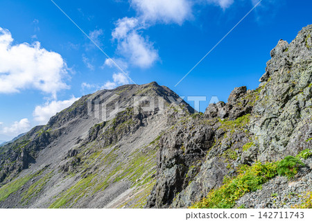 【山景】初秋時節從矢澤冰鬥眺望的矢嶽山【長野縣】 【山景】初秋時節從矢澤冰鬥眺望的矢嶽山【長野縣】 142711743