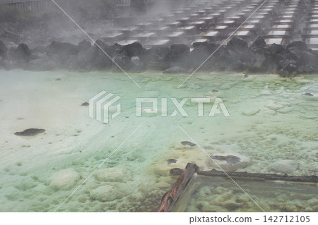 草津溫泉:蒸氣騰騰的湯畑(溫泉田)和將軍的水源(群馬縣吾妻郡草津町) 草津溫泉:蒸氣騰騰的湯畑(溫泉田)和將軍的水源(群馬縣吾妻郡草津町) 142712105