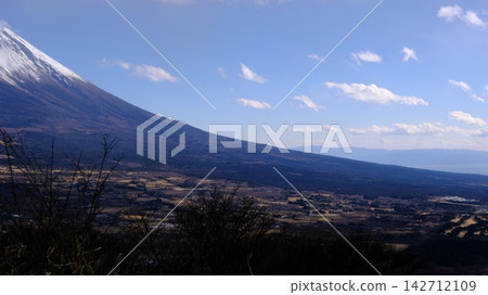 富士山廣闊的山麓與蔚藍的天空：山腳下展現出一幅冬日美景。 142712109