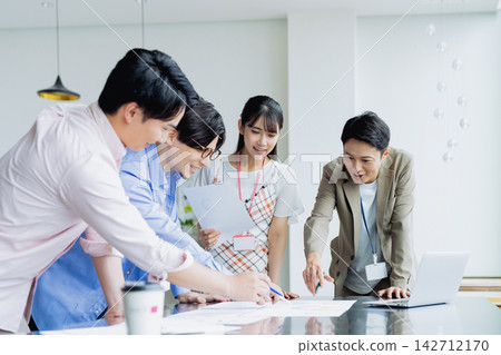 business people having a meeting in the office business people having a meeting in the office 142712170